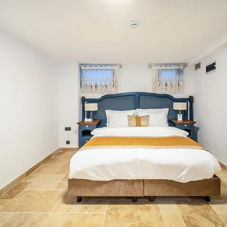 Zaena Hotel *